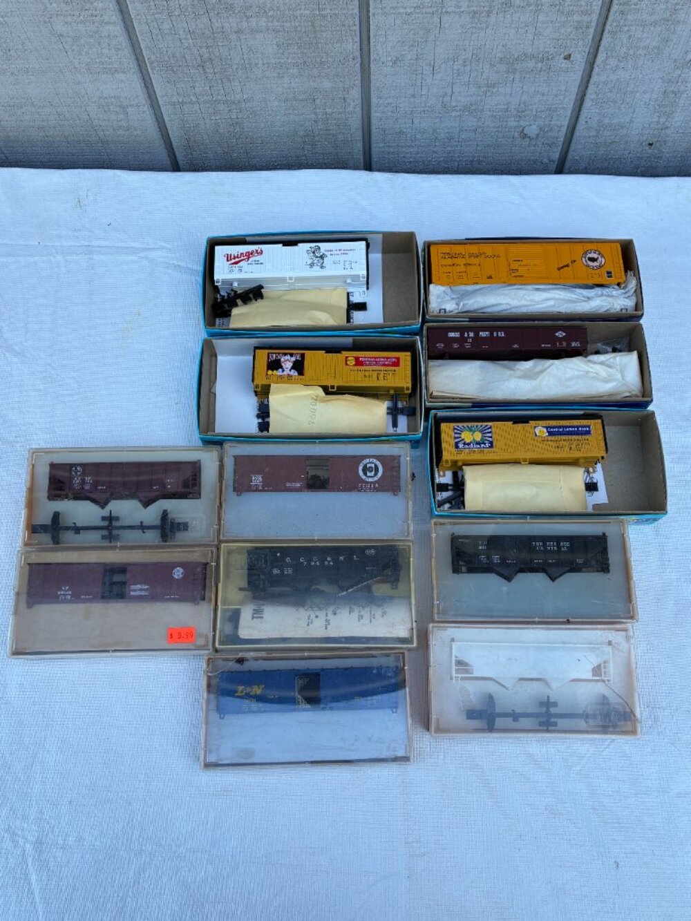 HO Scale Train Kit Lot Athearn Roundhouse Train Miniature Boxcars Hoppers